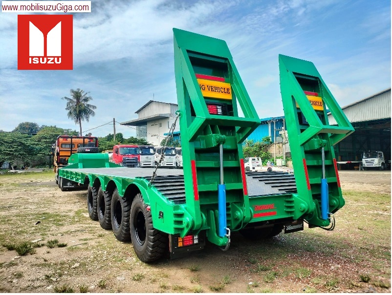 Truk Low Bed 4 axel Isuzu GXZ