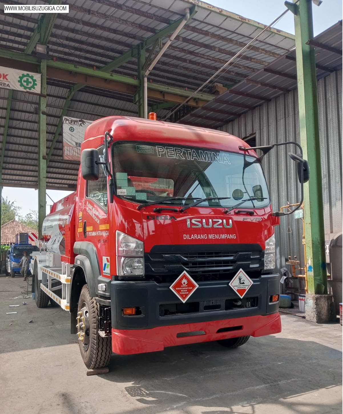 Truk Tangki BBM 8000 Liter Pertamina Isuzu Giga FVR 6 Ban 245 PS